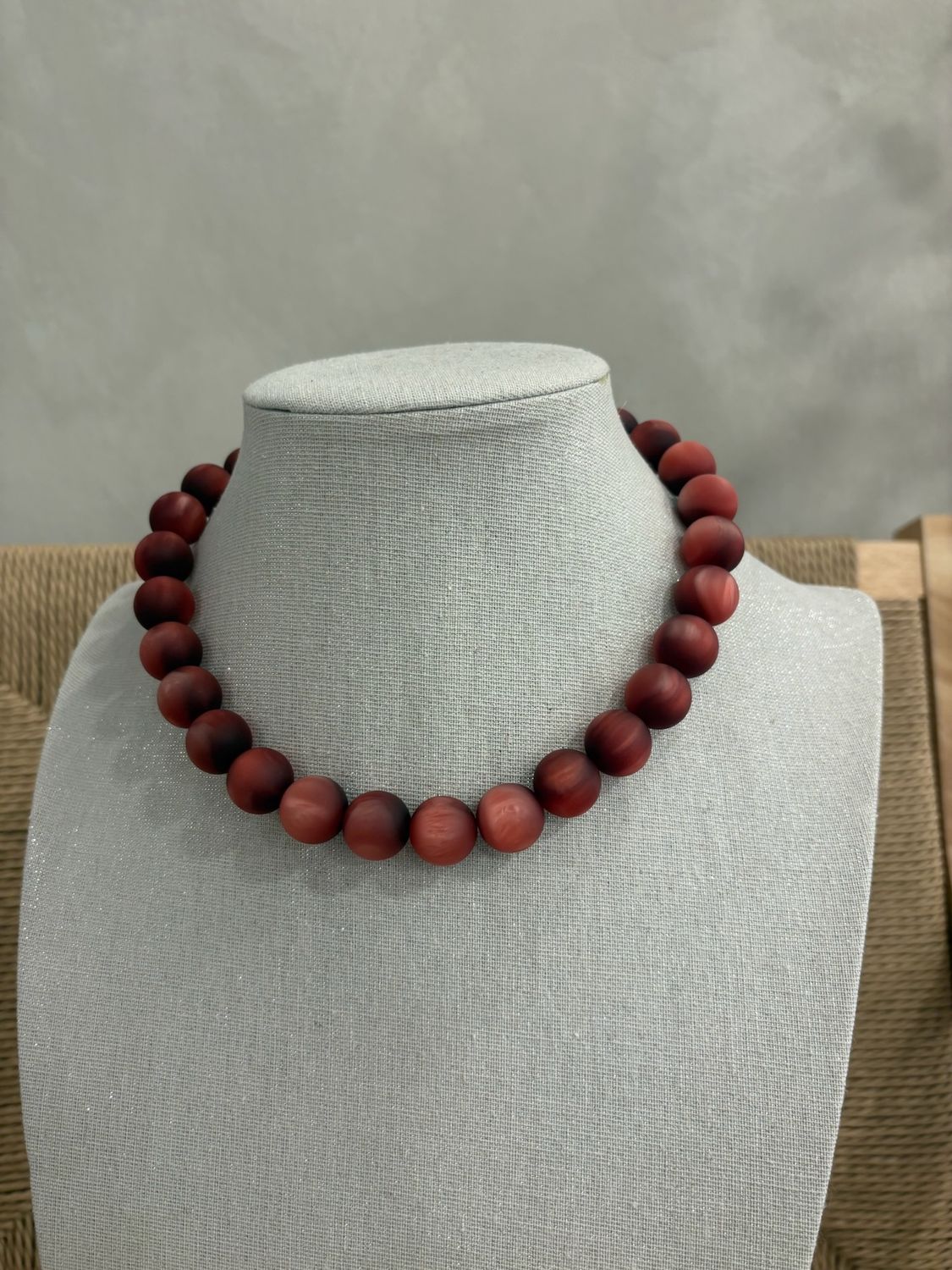 Ketting grote kralen wijn rood