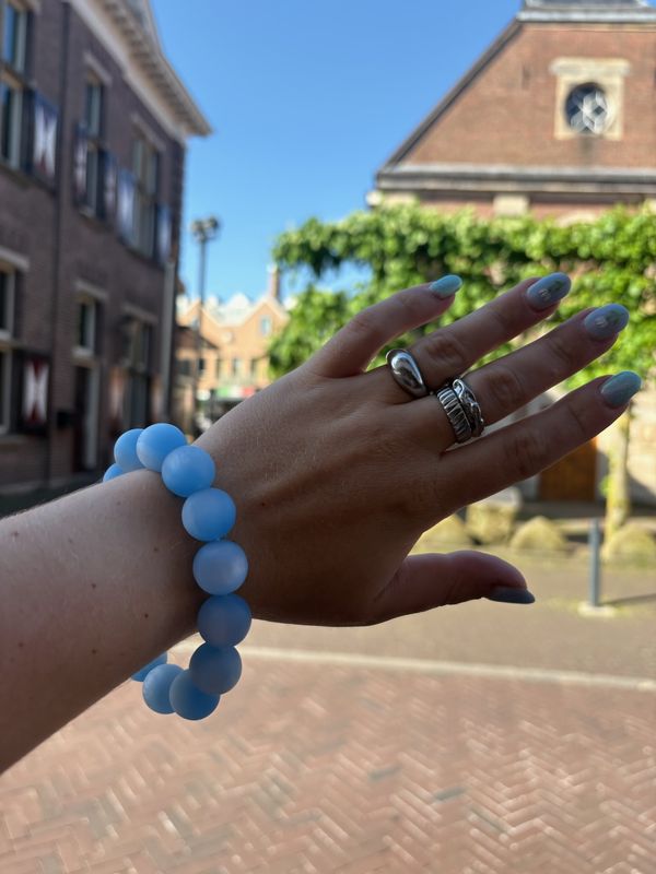 Armband grote kralen licht blauw