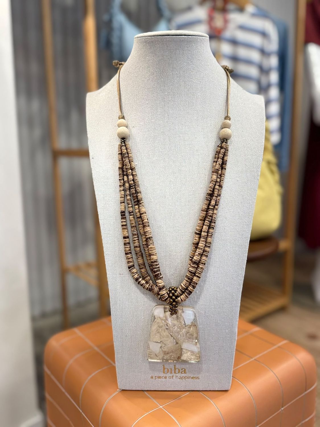 Collier zand met vierhoekig parelmoer