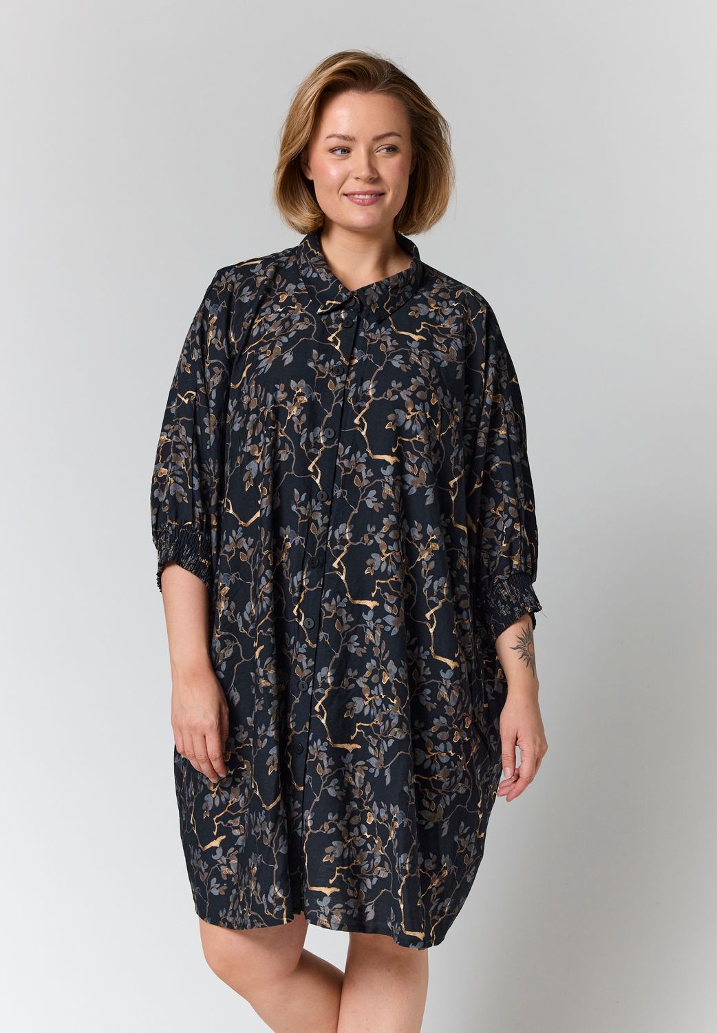 GGerda Oversize shirt Tunic Black with grey brown flowers