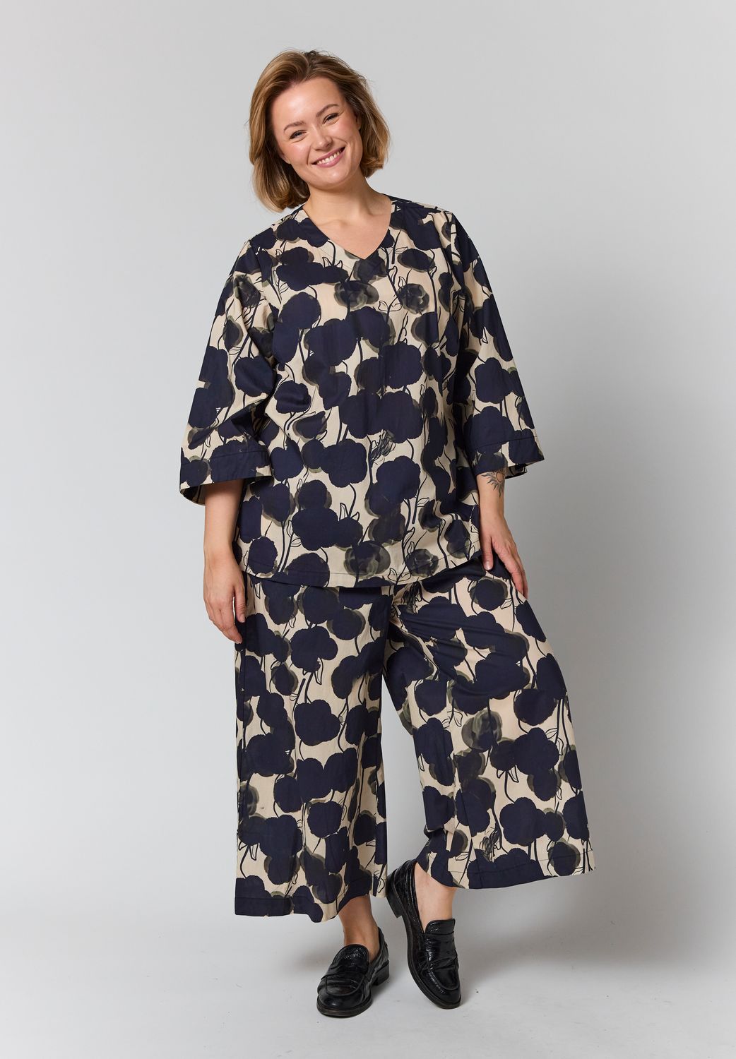GMillie Wide Pants Sand with black flowers