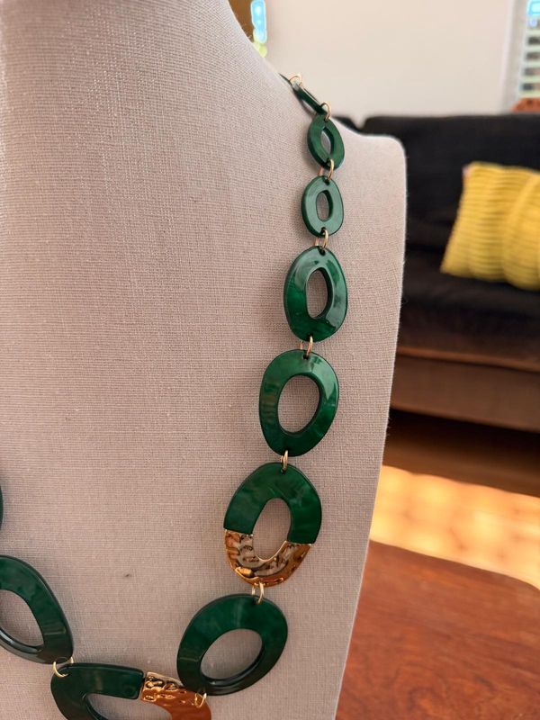 lang groen collier diep groen met goud