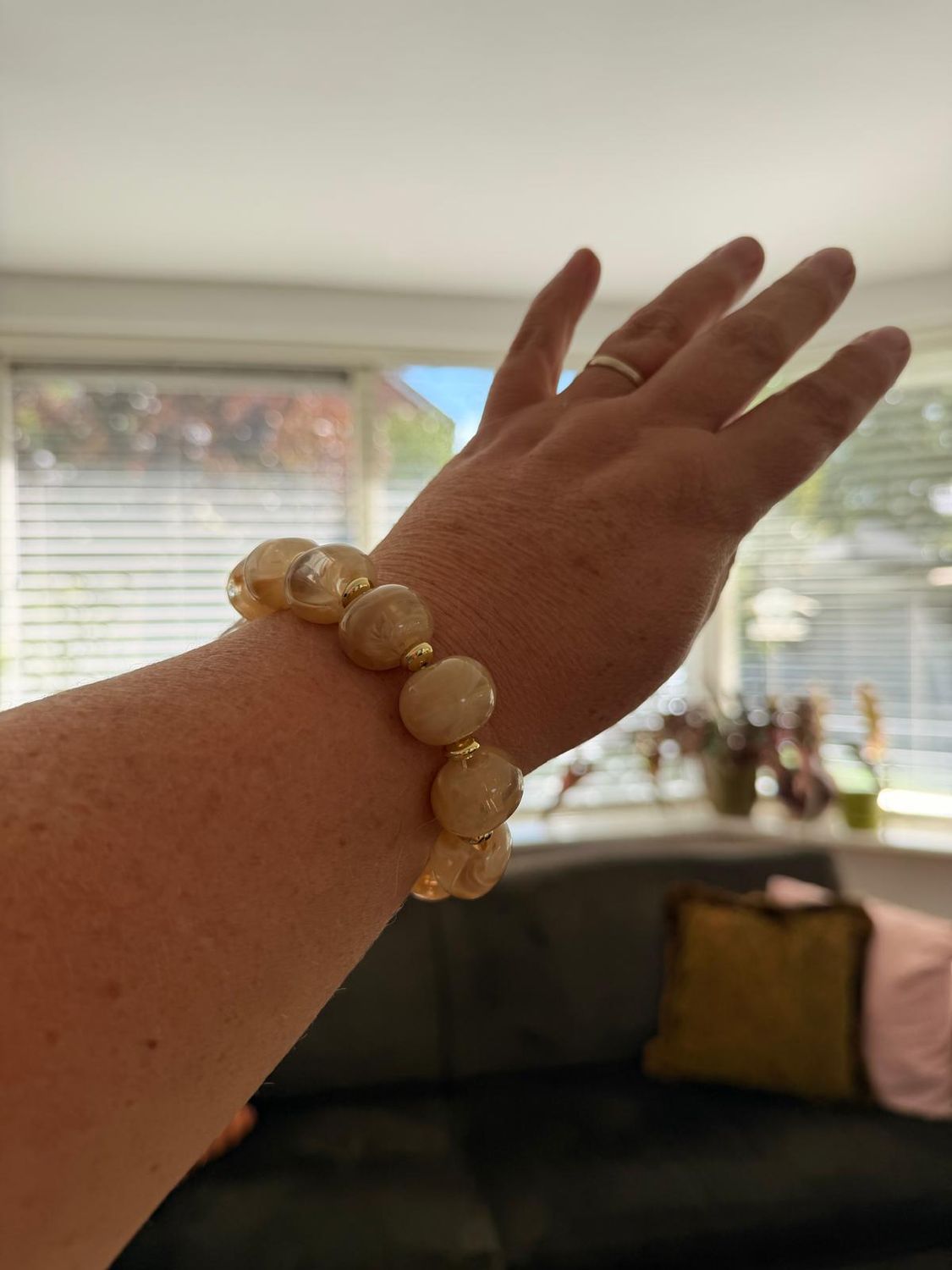 armband beige met klein goud ringetje