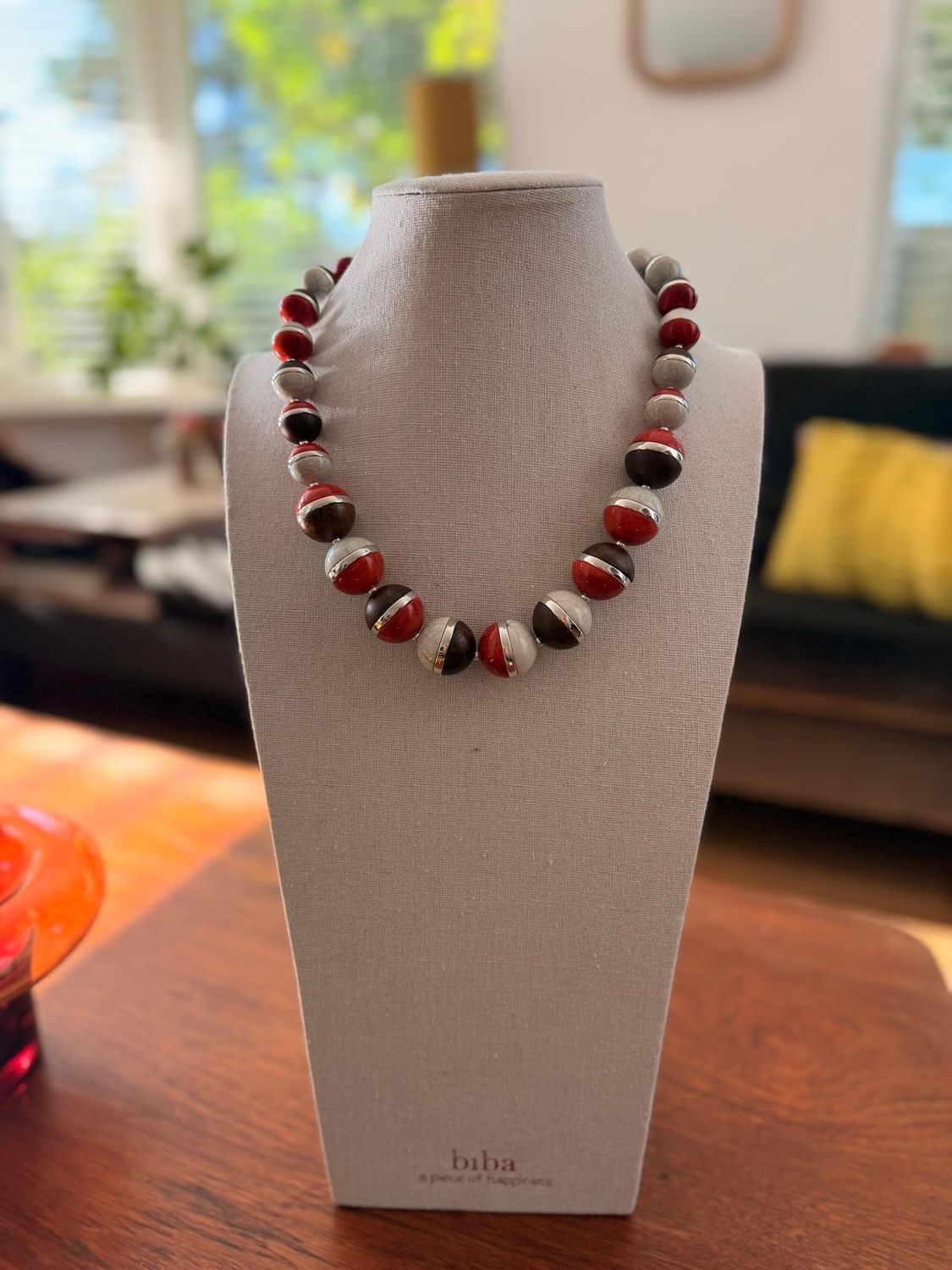 kort collier bruin/oranje bolletjes met ecru