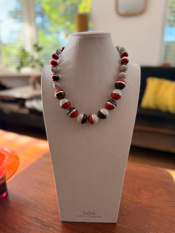 kort collier bruin/oranje bolletjes met ecru