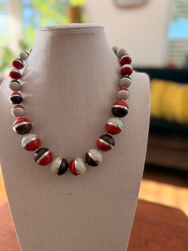 kort collier bruin/oranje bolletjes met ecru