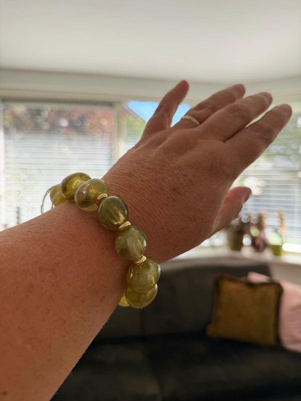 armband groen met klein goud ringetje