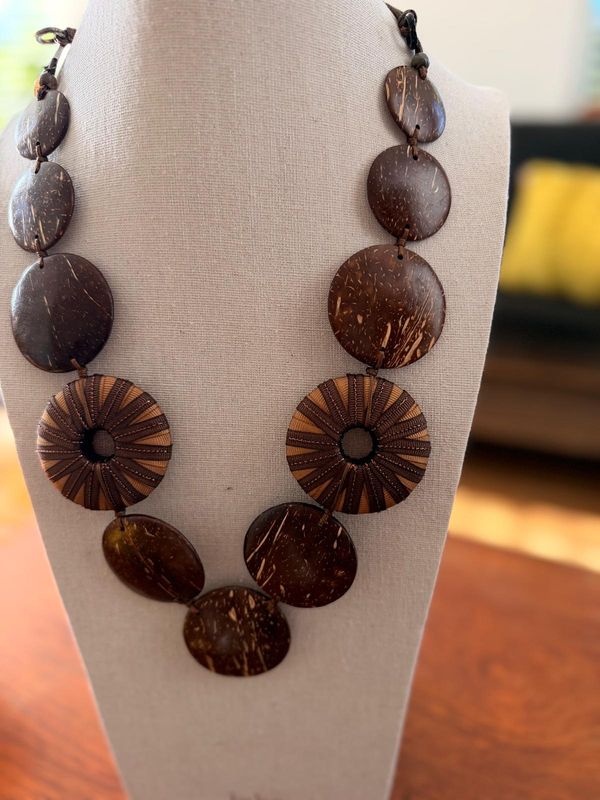 collier lang hout tinten cirkels met touw