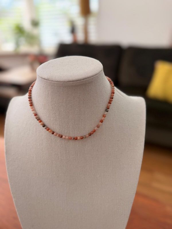 collier kort klein steentje multi zand/taupe/rose
