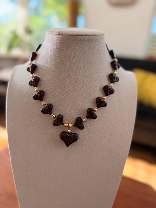 kort bruin collier met panterprint hartjes