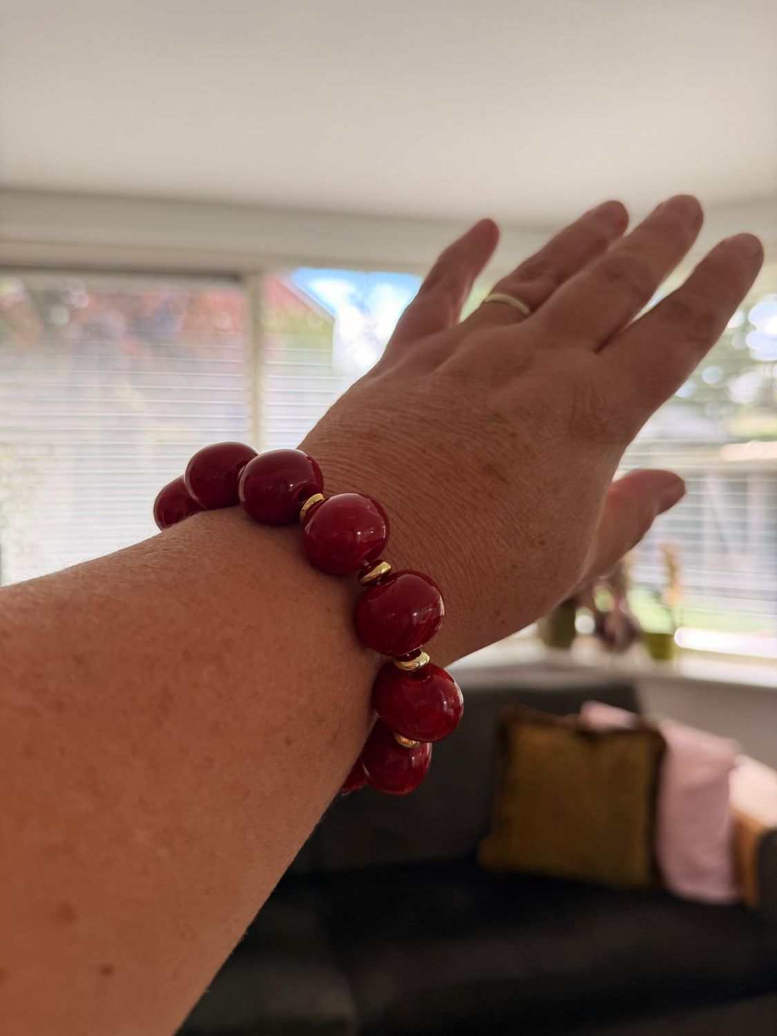 armband rood met klein goud ringetje