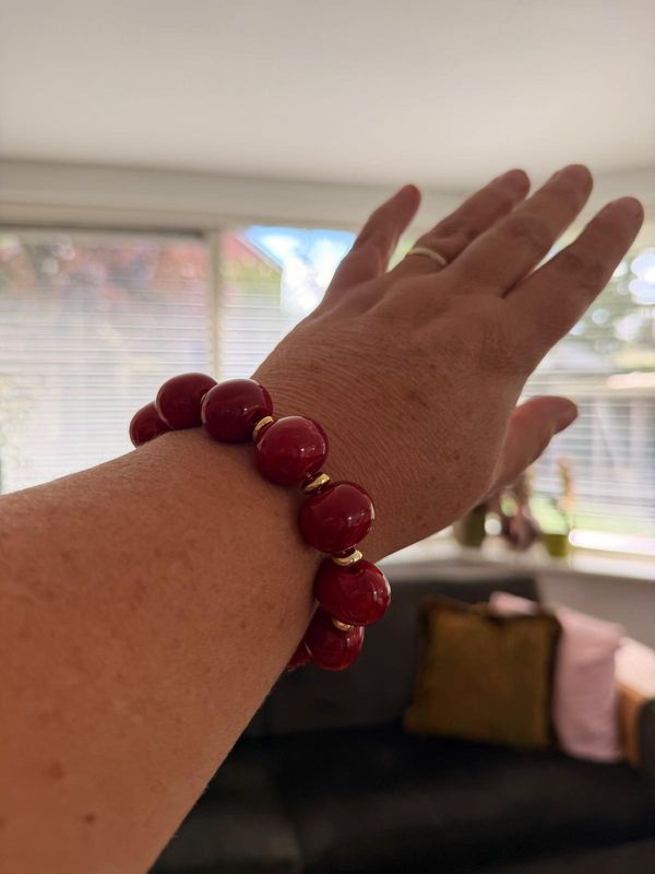 armband rood met klein goud ringetje