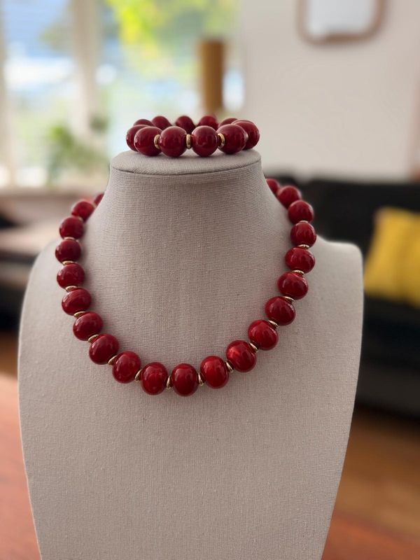 armband rood met klein goud ringetje