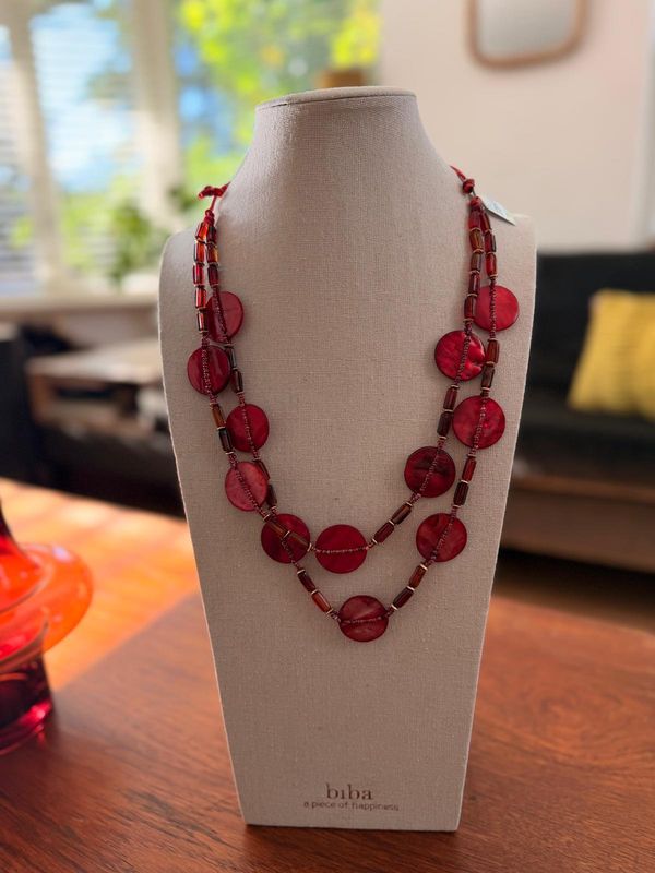 lang collier met schelp rood cirkels