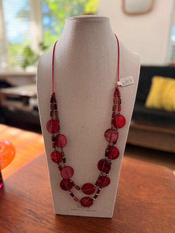 lang collier met schelp rood cirkels