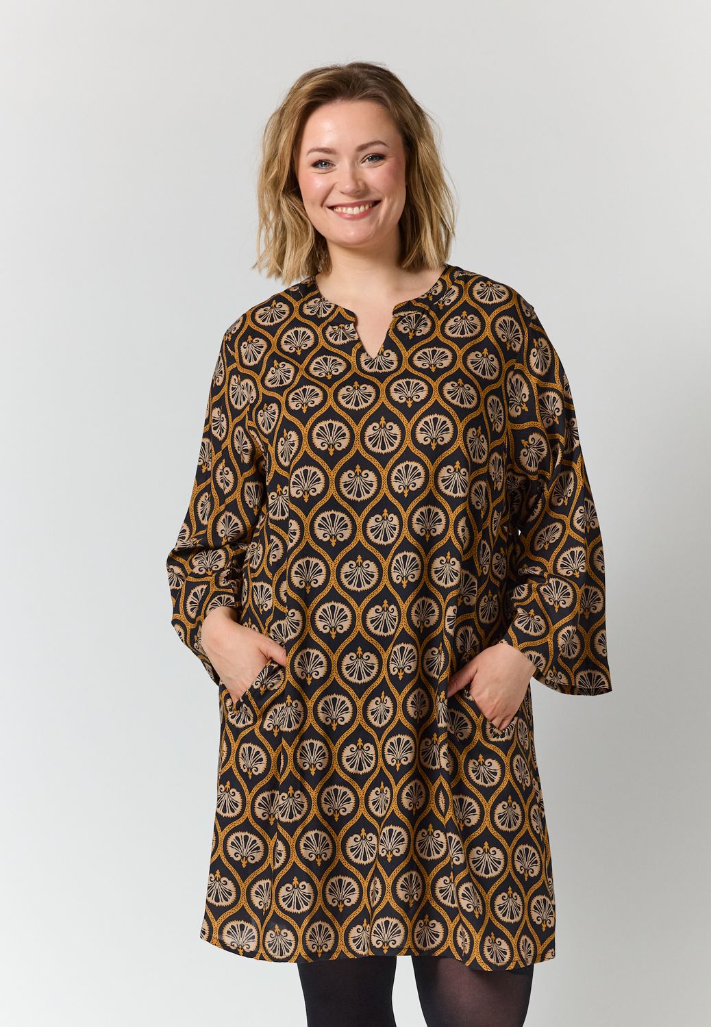 G266000 GSkuld Tunic Black with brown and sand pattern