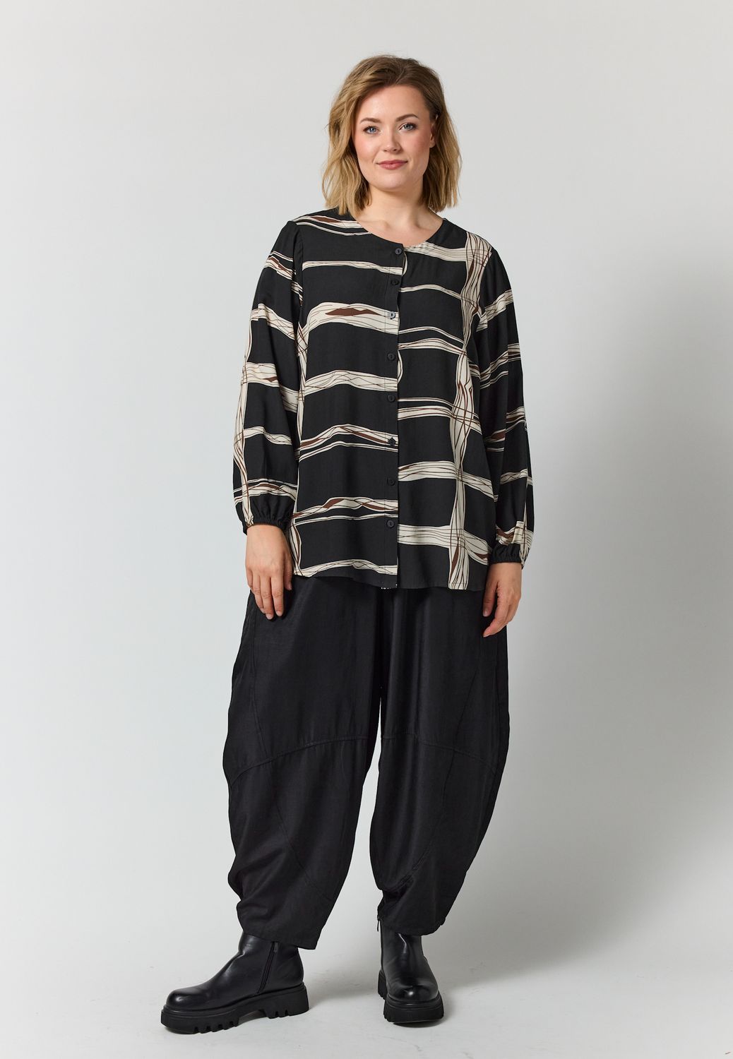 G266056 GNova Blouse Black with brown and offwhite pattern