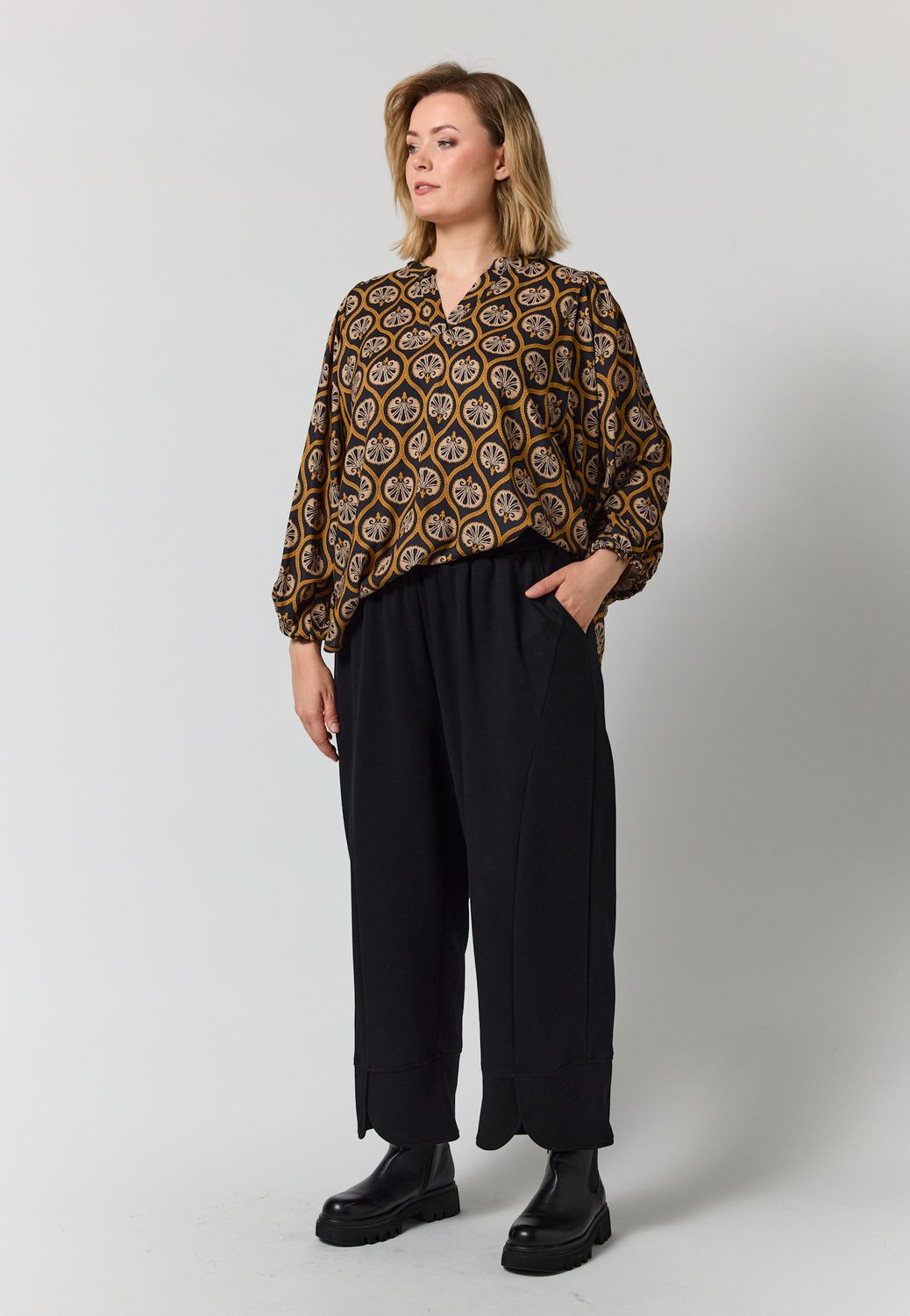 G266002 GVilde Blouse Black with brown and sand pattern