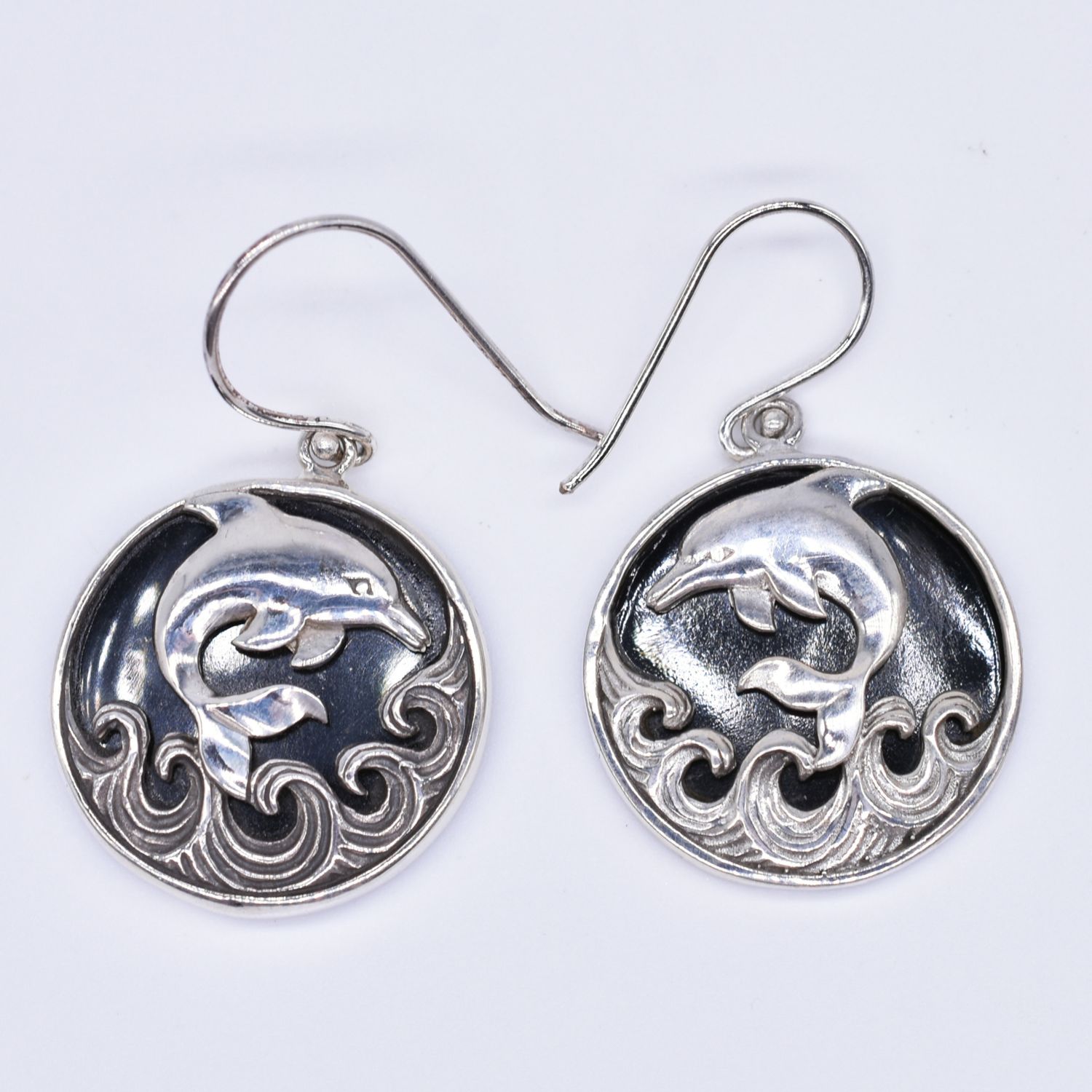 E04845 - Earrings GDS - Dolphin in Circle