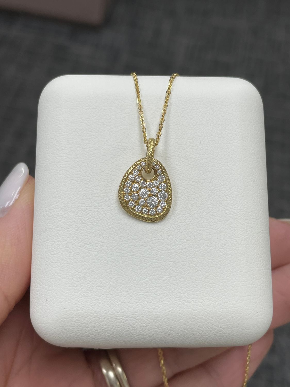18K Y/G Pebble Trillion Pendant, D: 0.44ct