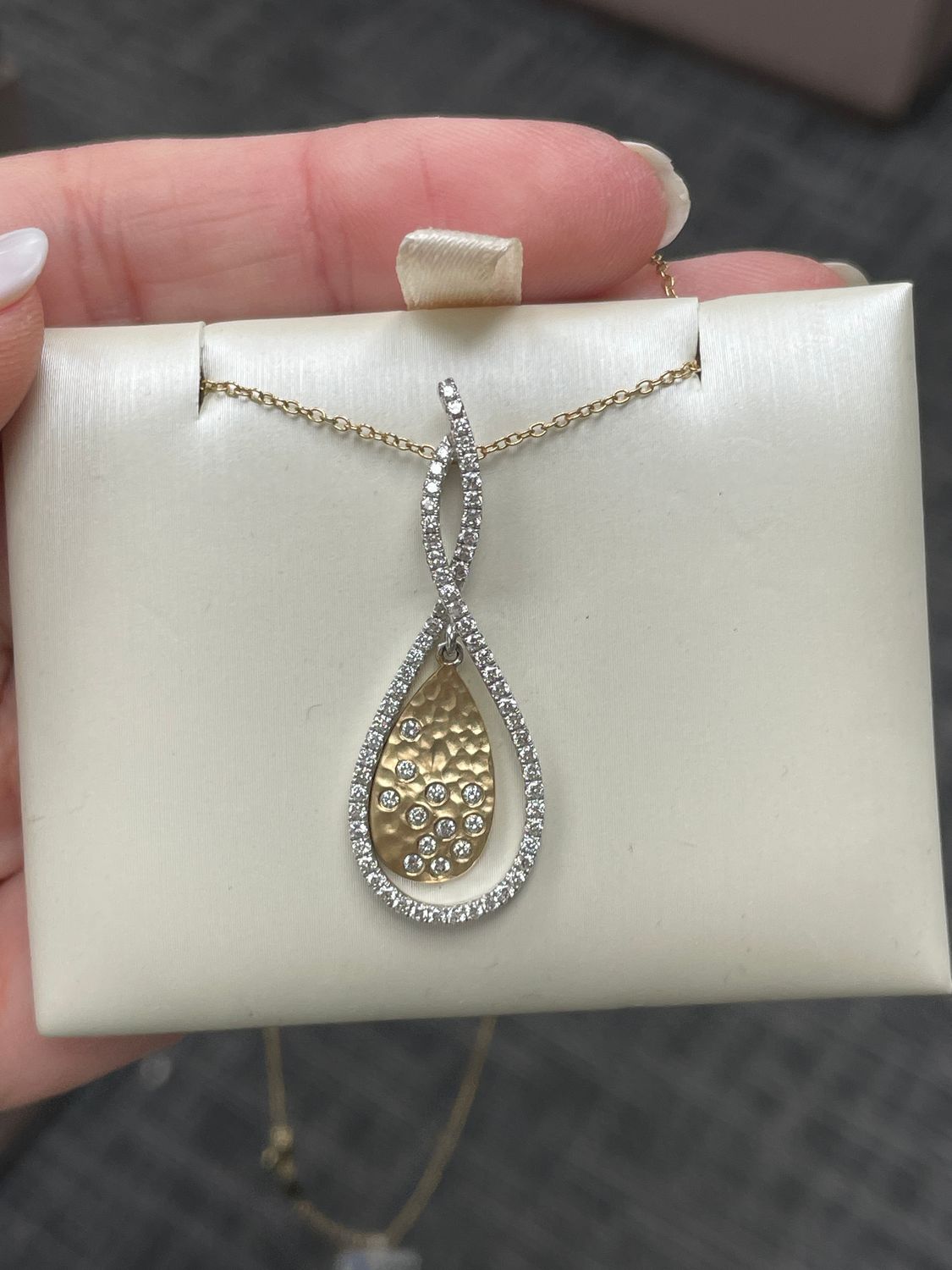 14K 2-tone Hammered Diamond Necklace, D: 0.62ct