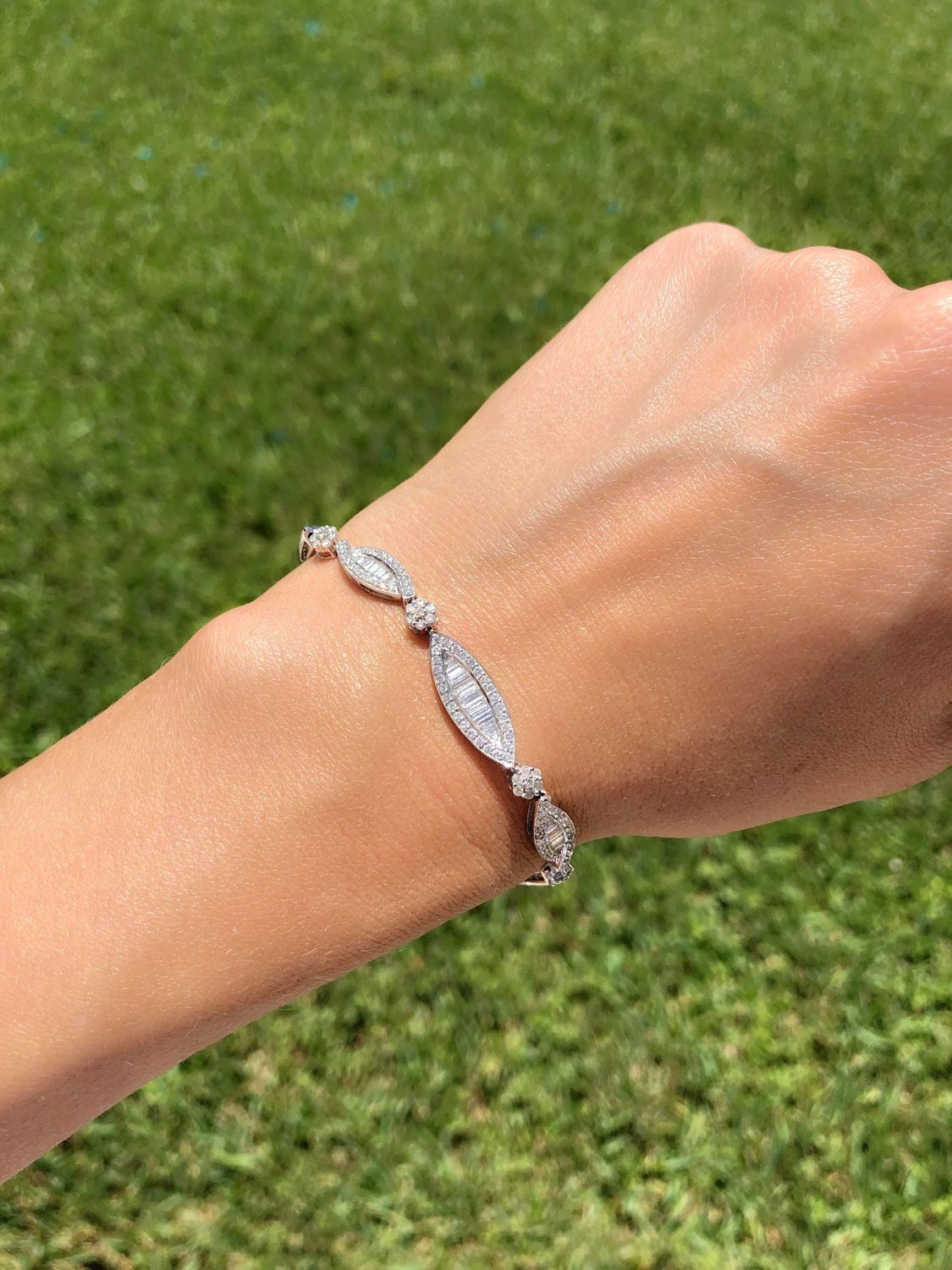 18K W/G Baguette Diamond  Bracelet, double safety clasp, D: 3ct