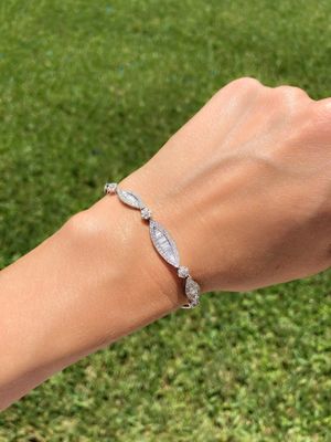 18K W/G Baguette Diamond  Bracelet, double safety clasp, D: 3ct