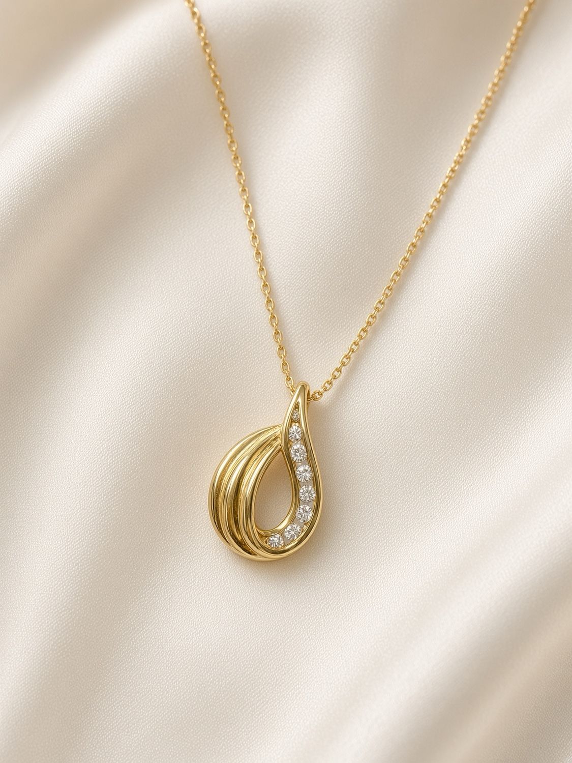 Ribbed Teardrop Pendant