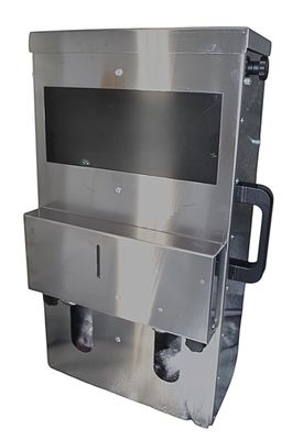 Pferde Futterautomat mit Akku – DUO, ein Edelstahl-Futterautomat für Pferde mit einem großen Futtermittelbehälter und einem schwarzen Griff.