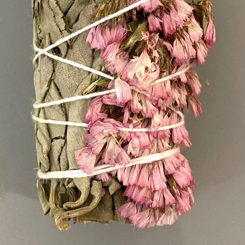 Sauge blanche & fleurs de sinuata rose – Bâton de fumigation (10 cm)