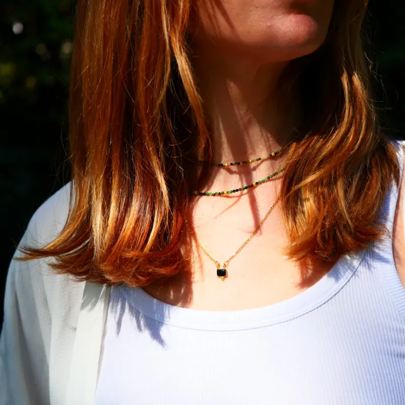 Collier doré avec pendentif en onyx noir