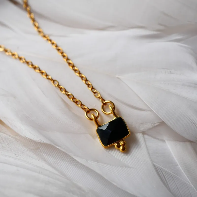 Collier doré avec pendentif en onyx noir Collier doré avec pendentif en onyx noir
