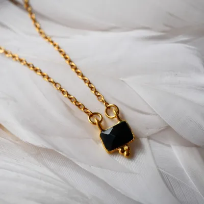 Collier doré avec pendentif en onyx noir