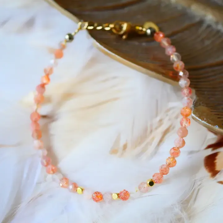 Bracelet Pierre de Soleil & Breloques Dorées Bracelet Pierre de Soleil & Breloques Dorées