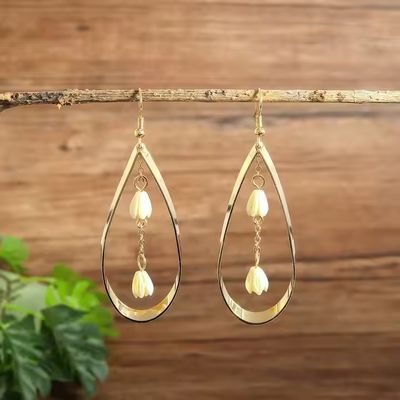 Boucles d&#39;oreilles pendantes Fleur Pikake​, Collection Hawaï
