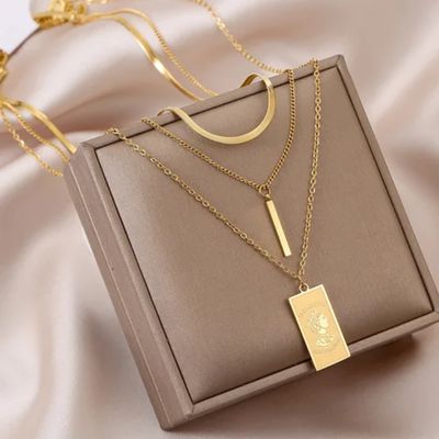 Collier triple rang Figurine en acier inoxydable doré à l&#39;or fin 18 carats