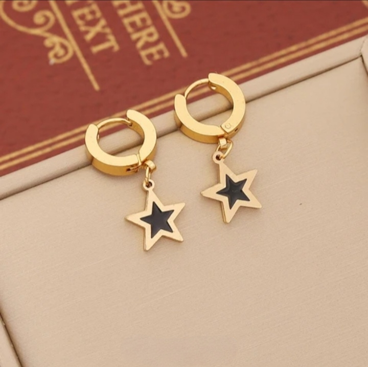 Boucles d&#39;Oreille pendantes Etoile en acier inoxydable dorées à l&#39;or fin 18 carats
