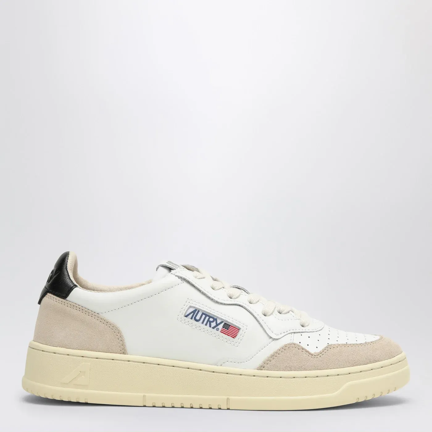 AUTRY Medalist Sneakers in white/black leather