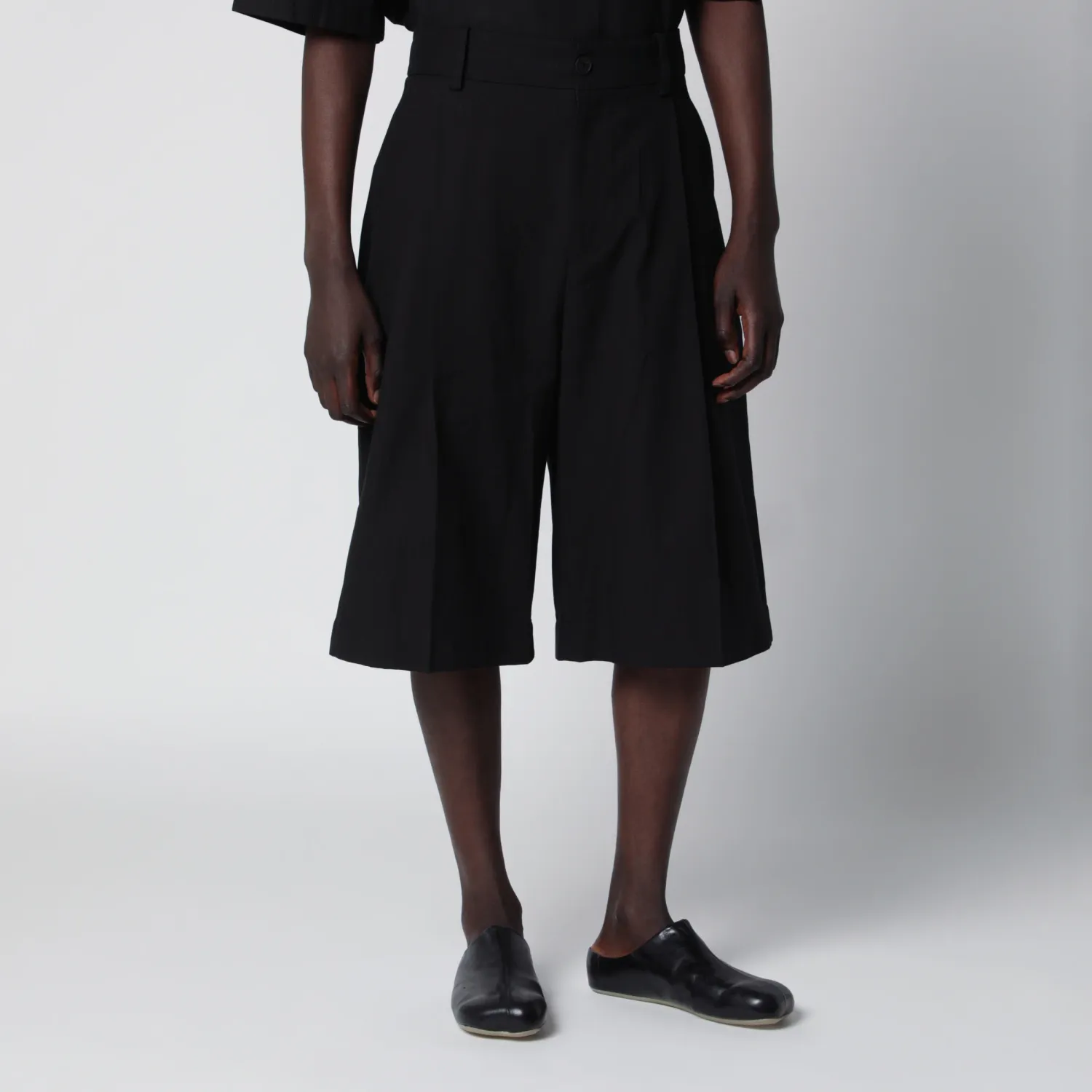 STUDIO NICHOLSON Fowld shorts in cotton blend black