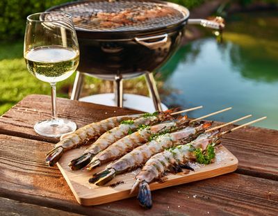 Brochettes de crevettes crues black tiger à la persillade