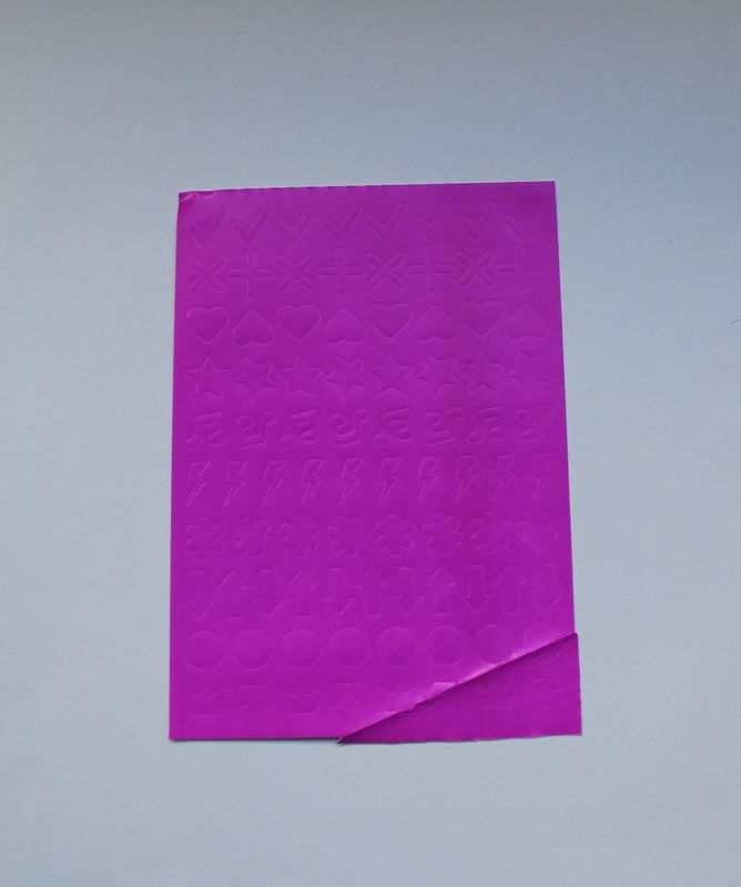 Sheet met paarse stickers in verschillende vormen