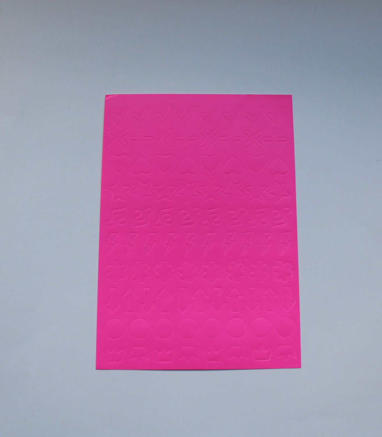 Sheet met roze stickers in verschillende vormen