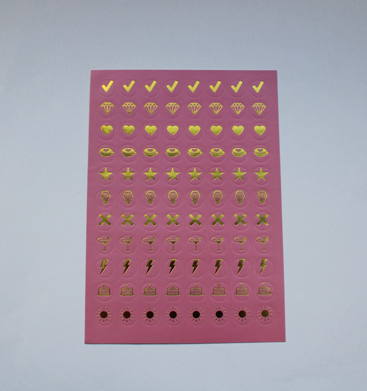 Roze sheet met kleine ronde stickers