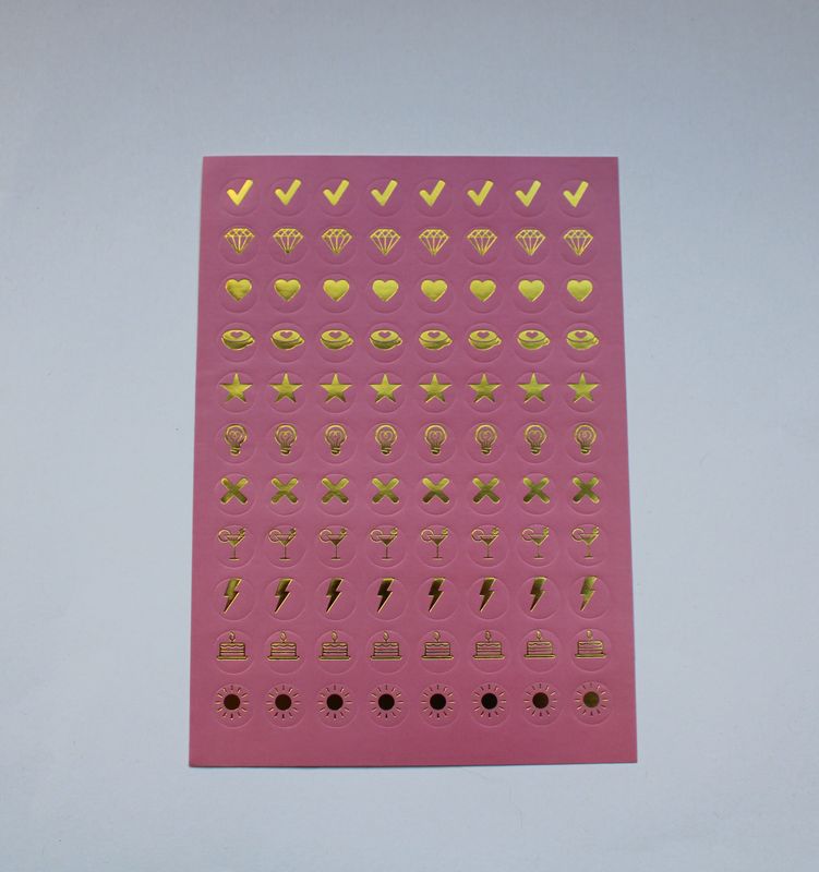 Roze sheet met kleine ronde stickers