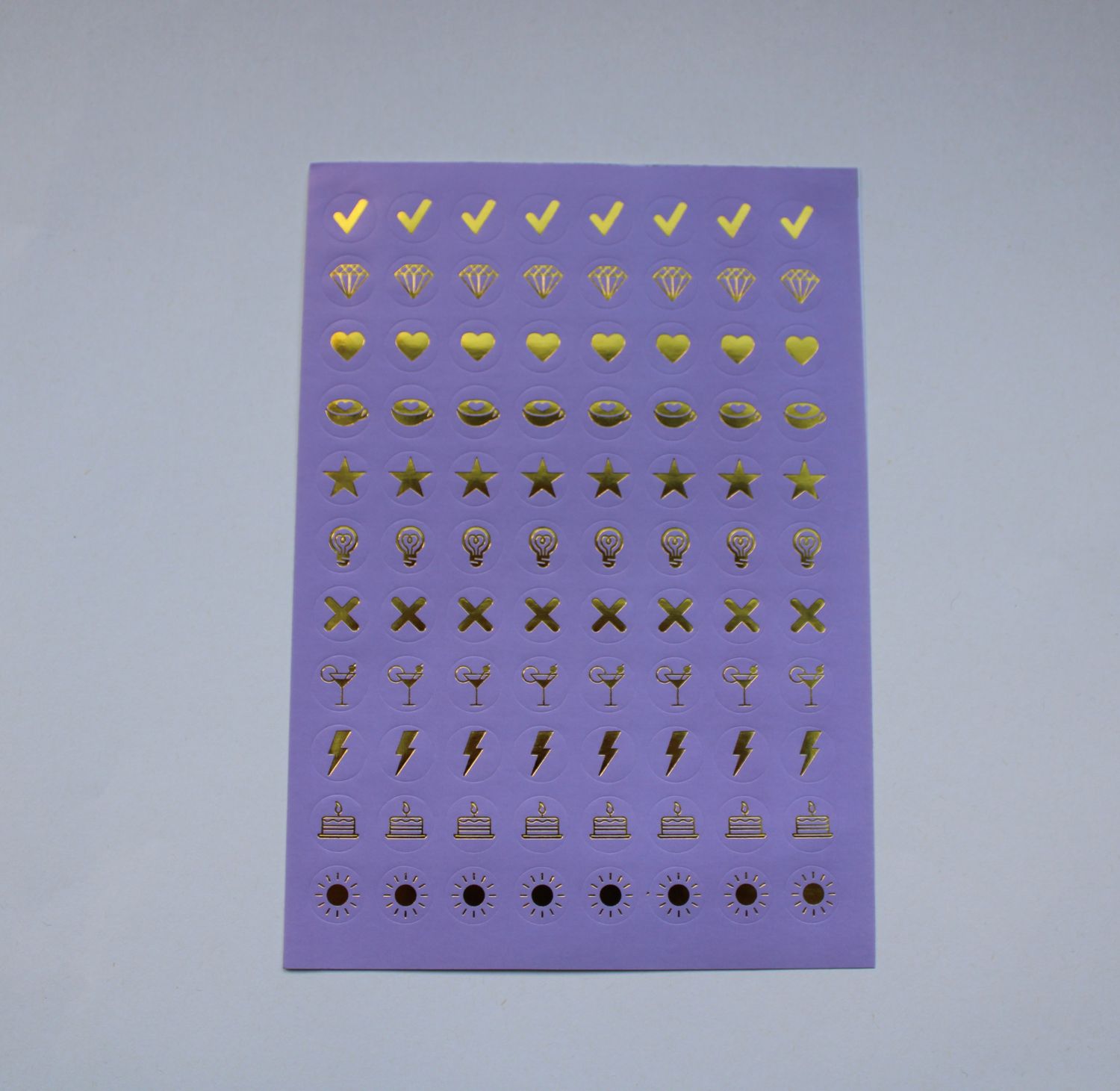 Paarse sheet met kleine ronde stickers