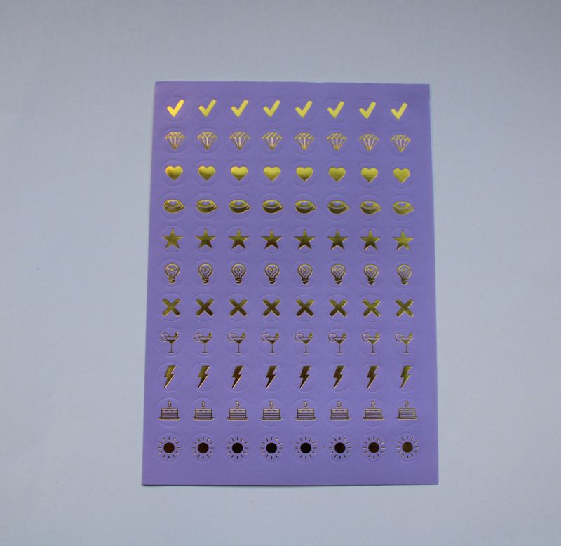Paarse sheet met kleine ronde stickers