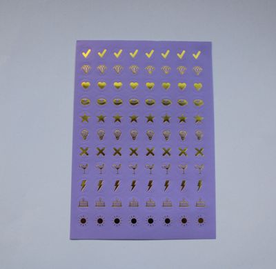 Paarse sheet met kleine ronde stickers