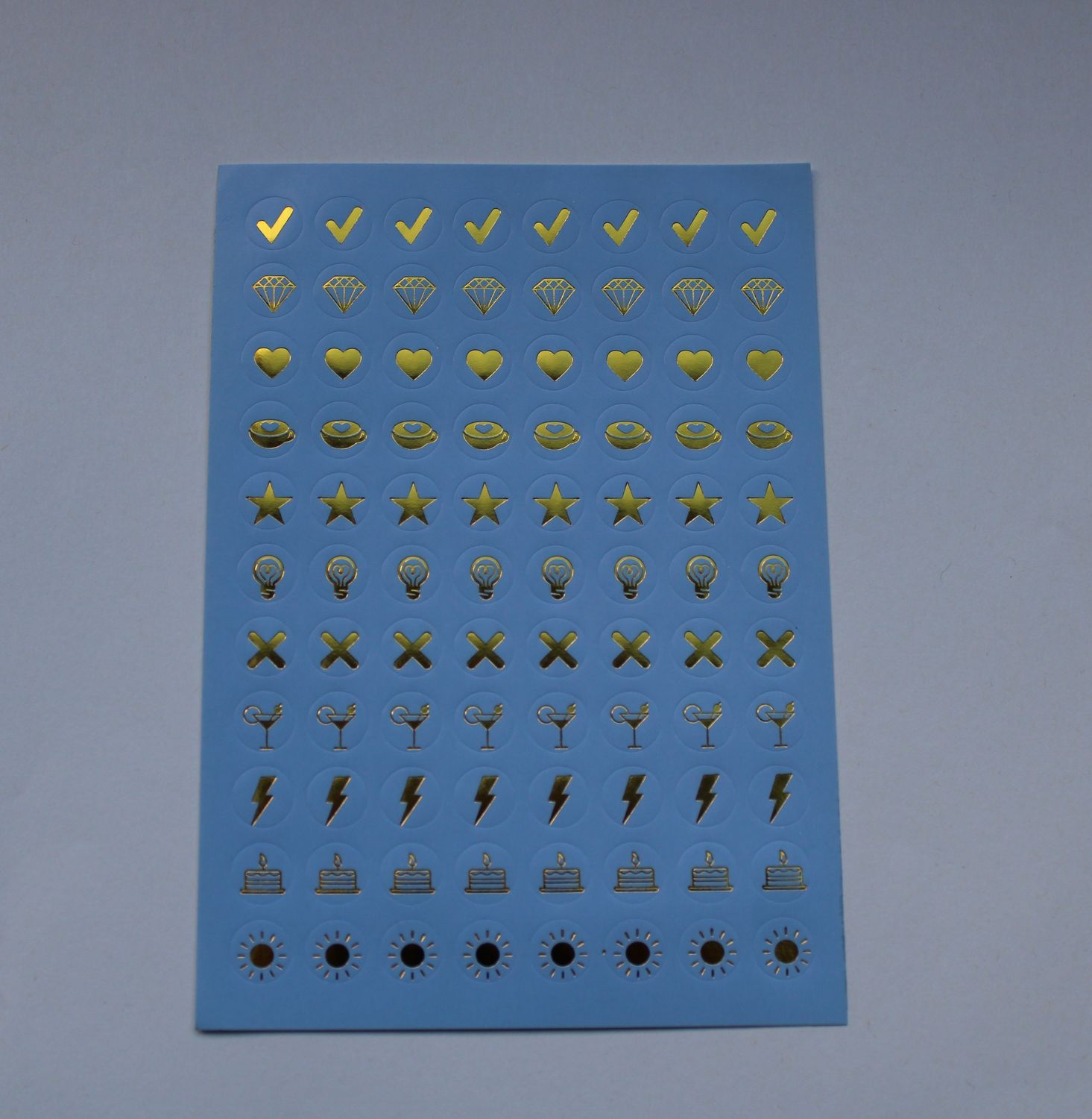 Lichtblauwe sheet met kleine ronde stickers