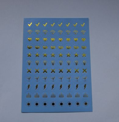 Lichtblauwe sheet met kleine ronde stickers