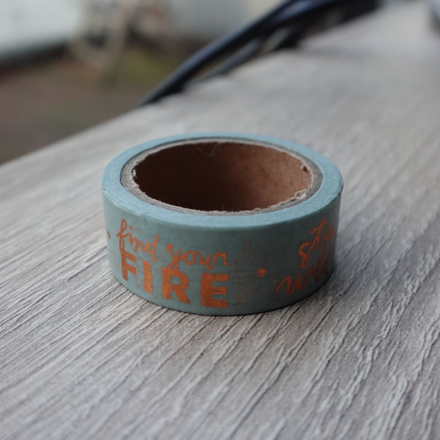 Lichtblauwe washi tape met gouden tekst
